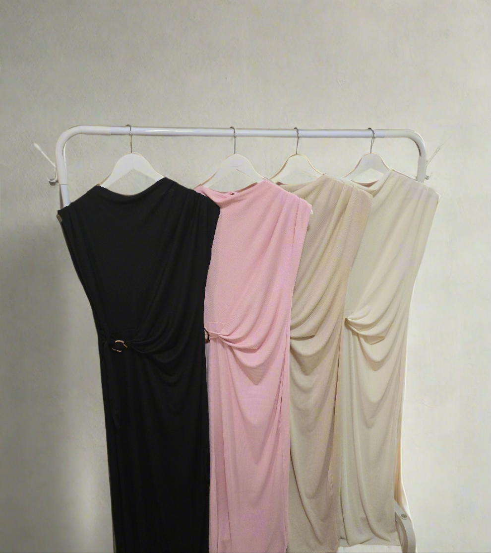 Langes Kleid mit Goldenen Detail