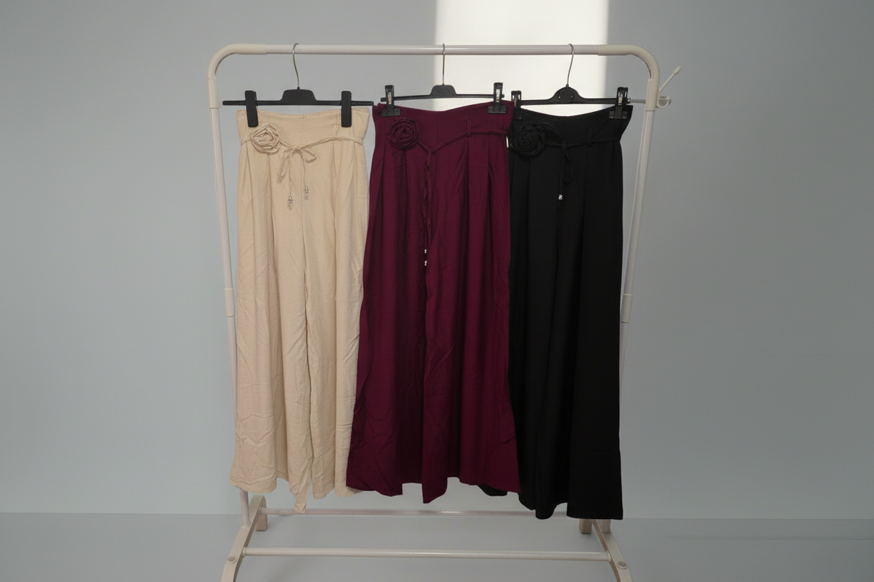 Palazzo Hose mit Blumenbrosche