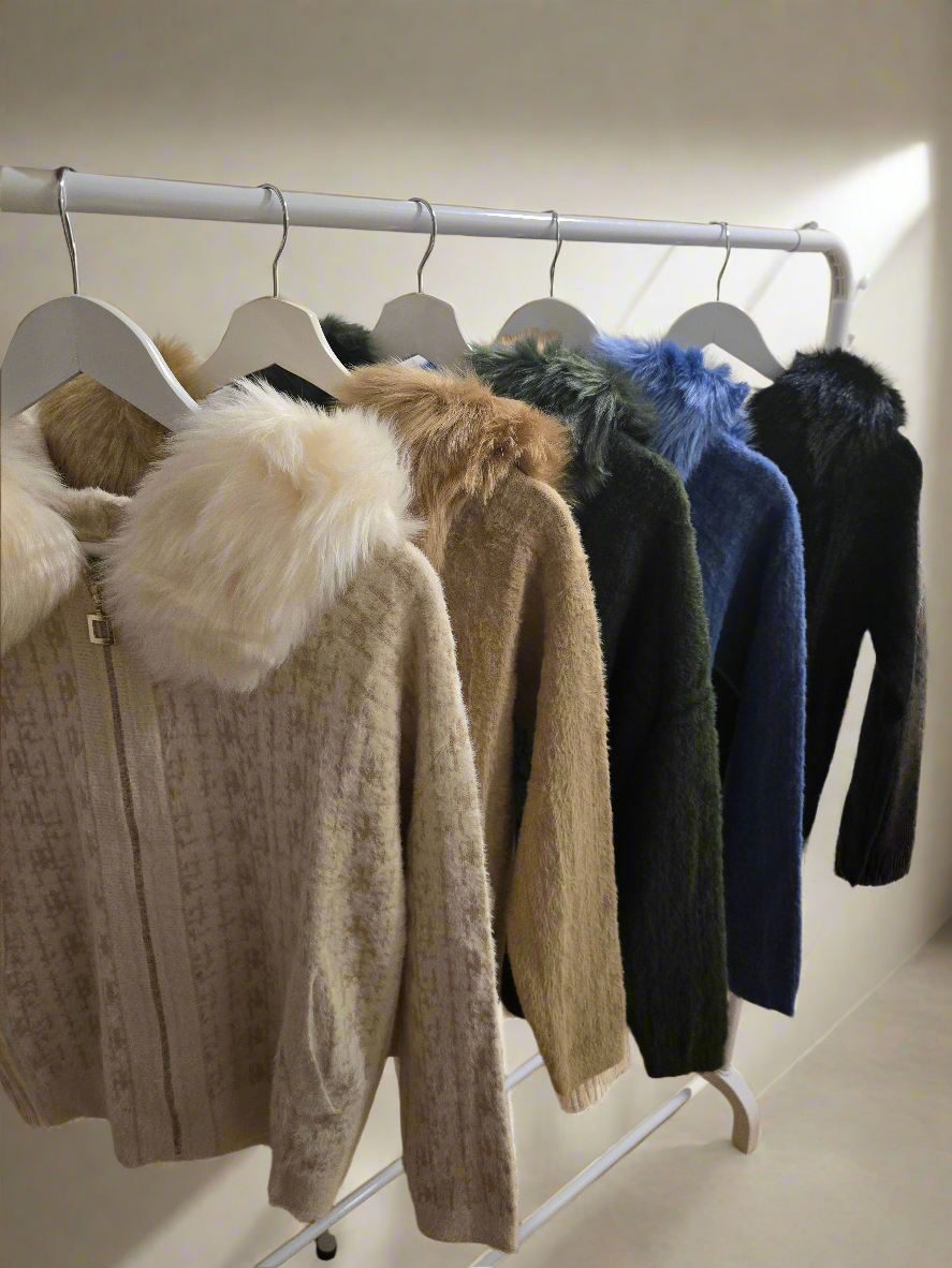 Cardigan mit abnehmbarer Fellkapuze