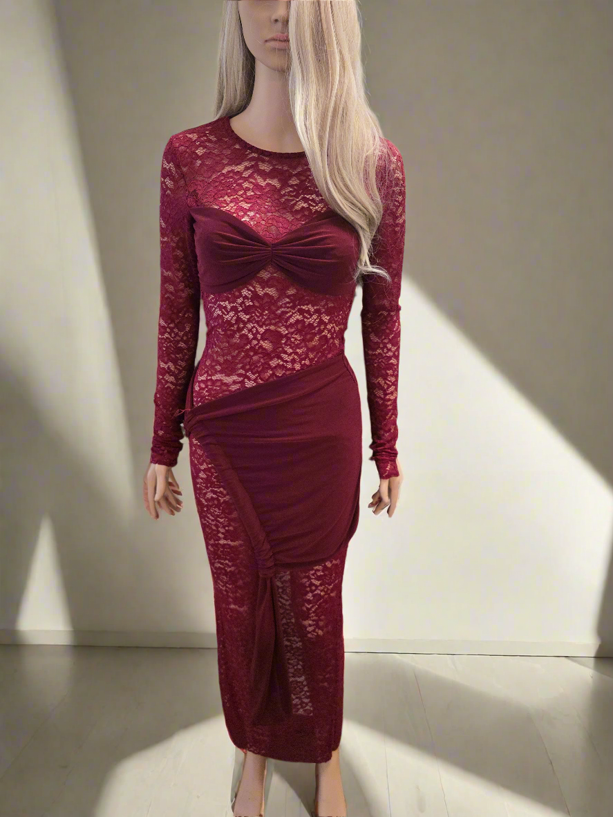 Rotes langes Spitzenkleid