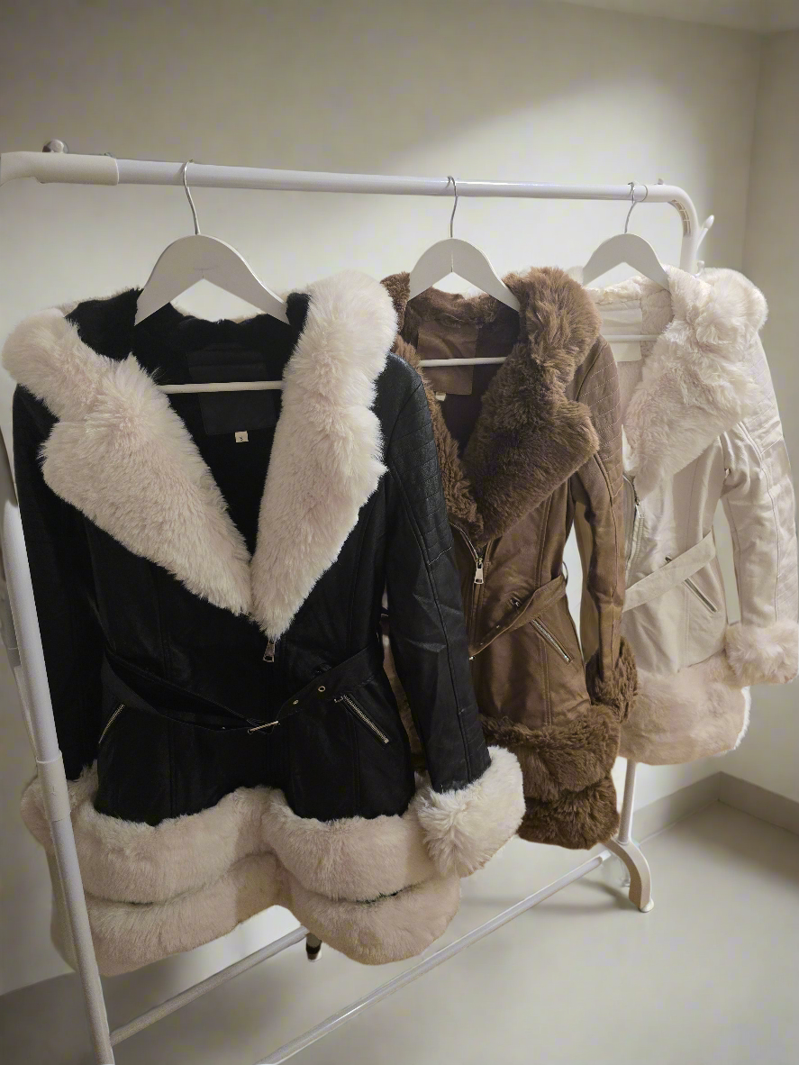 Lange Lederjacke mit Fell und Kapuze