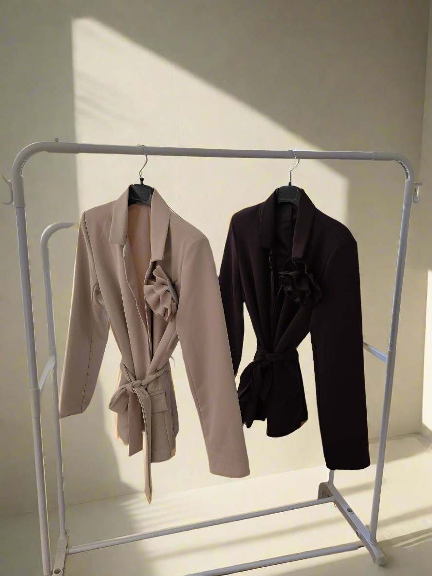 Blazer mit Blumenbrosche