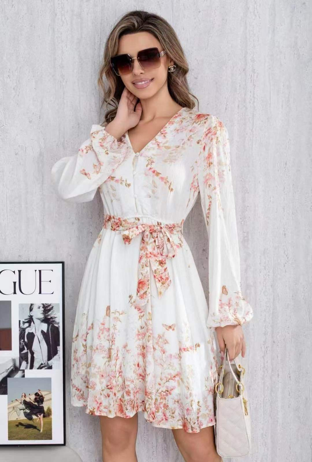 Blumenkleid mit Bindegürtel