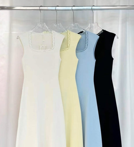 Rib Knit Midi Dress mit Spitzenbesatz