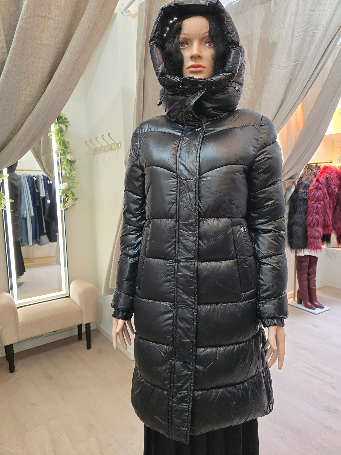 Lange Steppjacke mit Kapuze