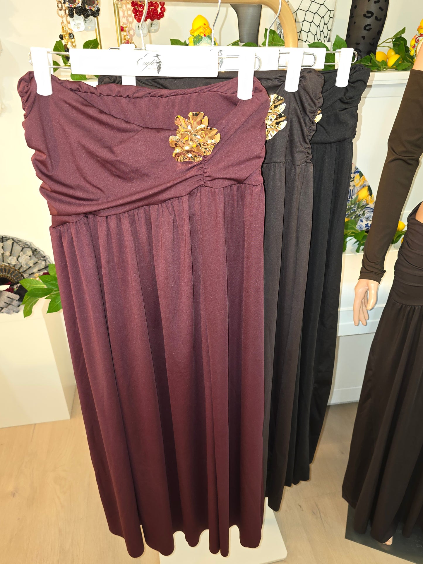 Langer Rock mit Golddetail