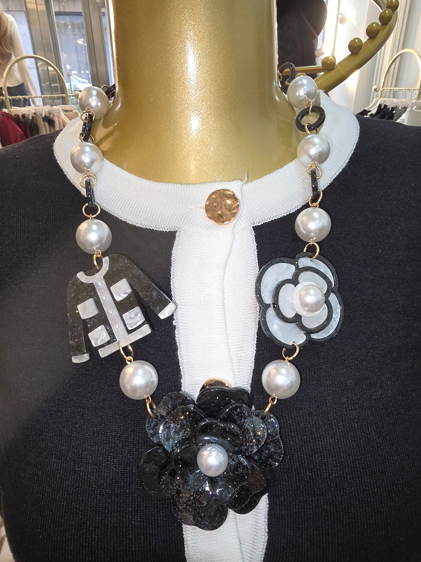 Kette mit Blumen und Cardigan