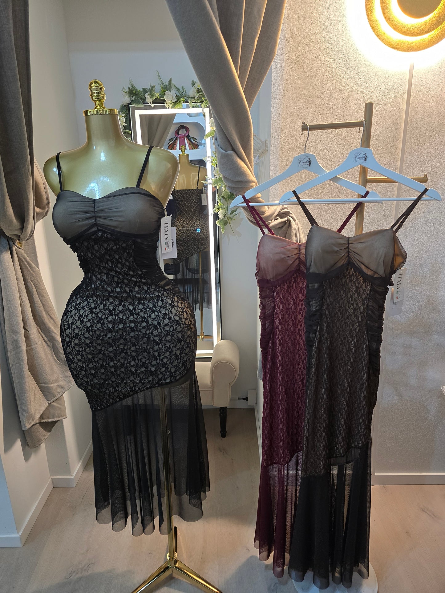 Spitzenkleid mit Taillendetail