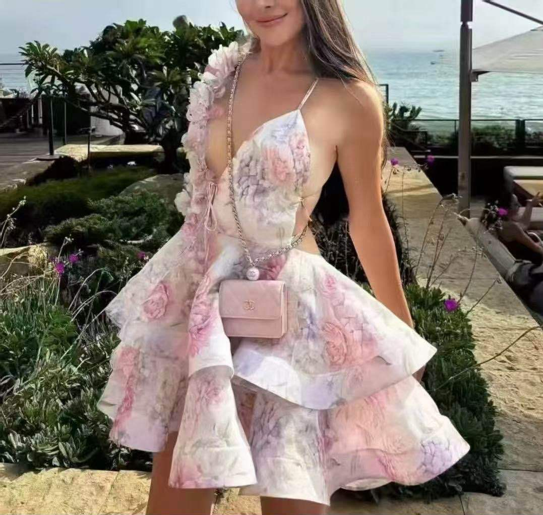 kurzes Kleid mit Tüll und Blumenträger
