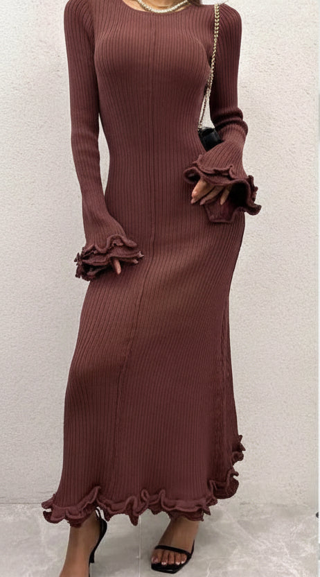 Langes Kleid mit Wellen an den Säumen
