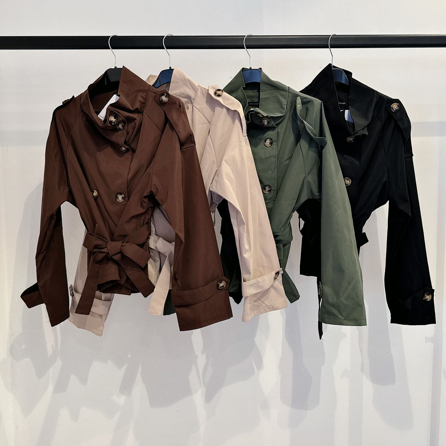 Kurzer Trenchcoat mit hohem Kragen