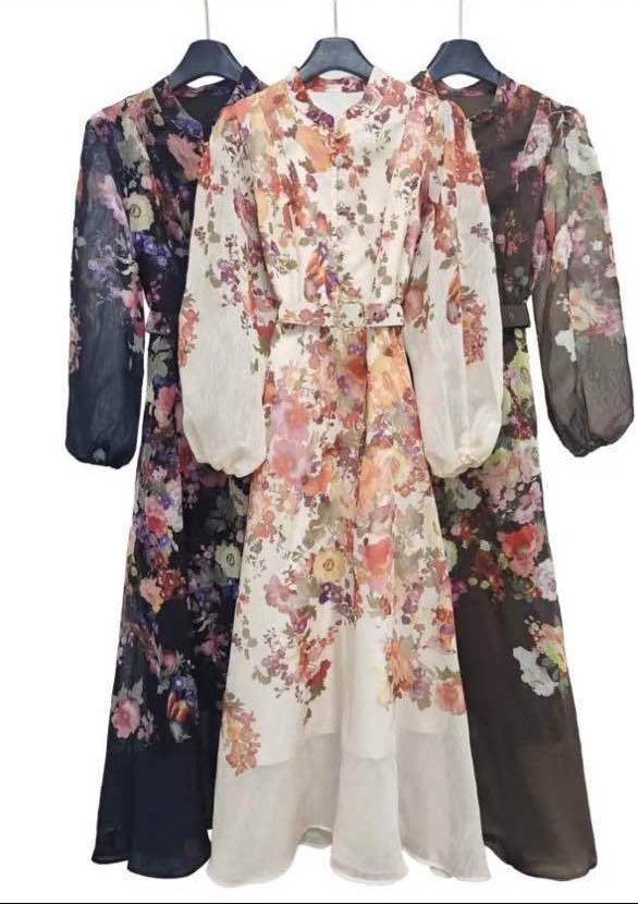 Florales Maxikleid mit Schmuckknöpfen