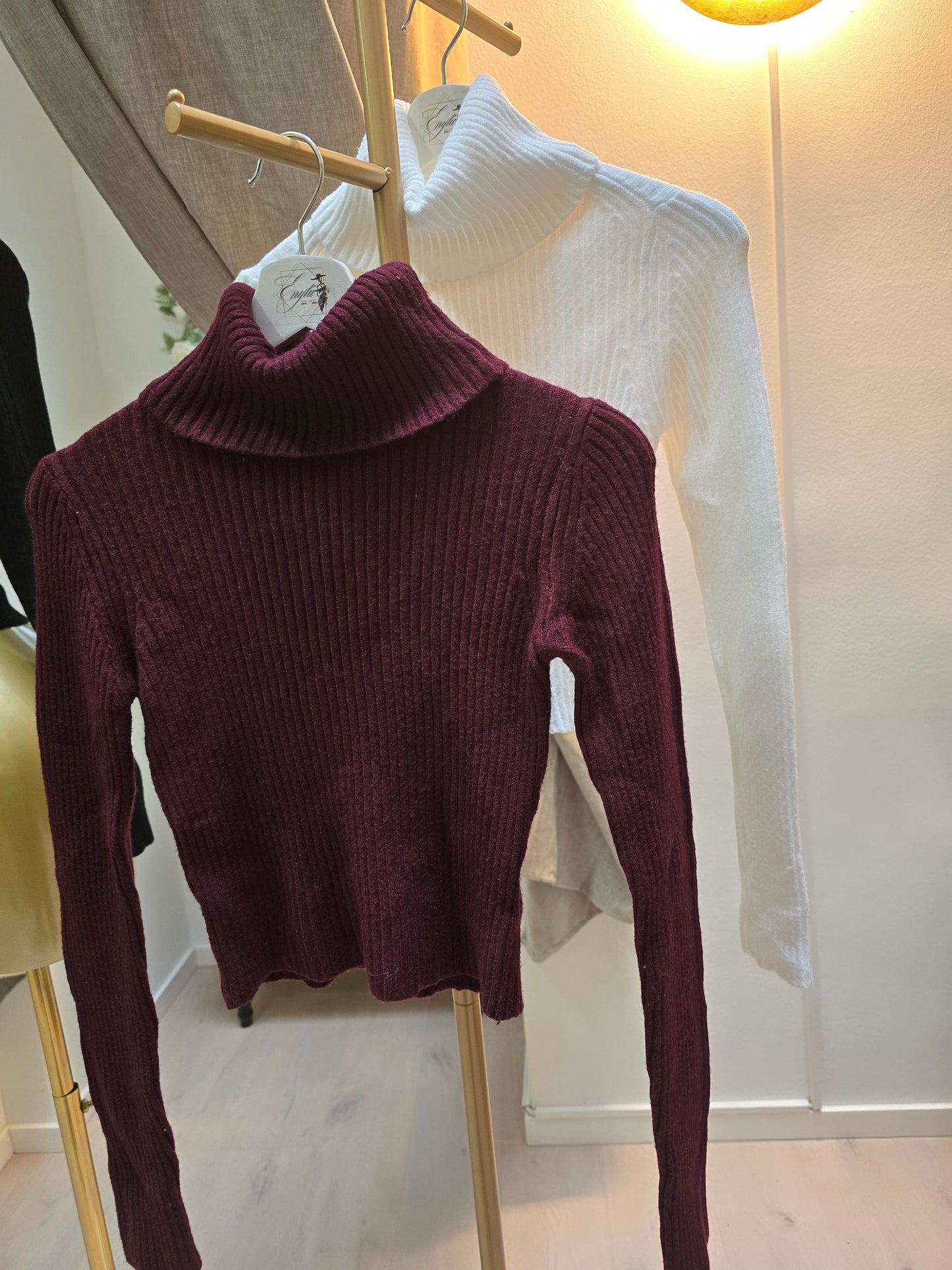 Kurzer Rollkragenpullover