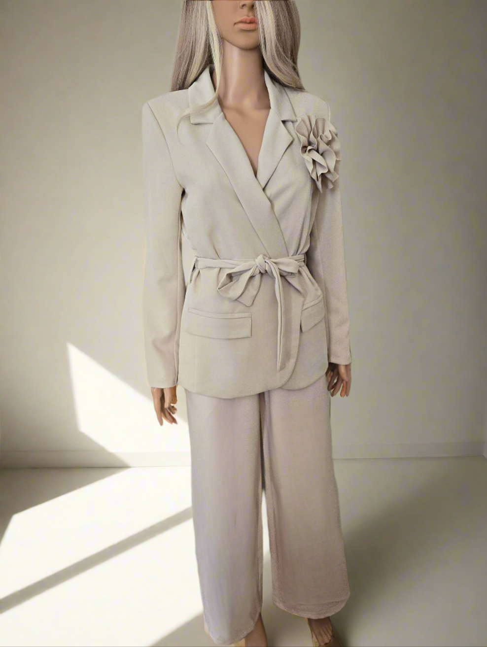 Blazer mit Blumenbrosche