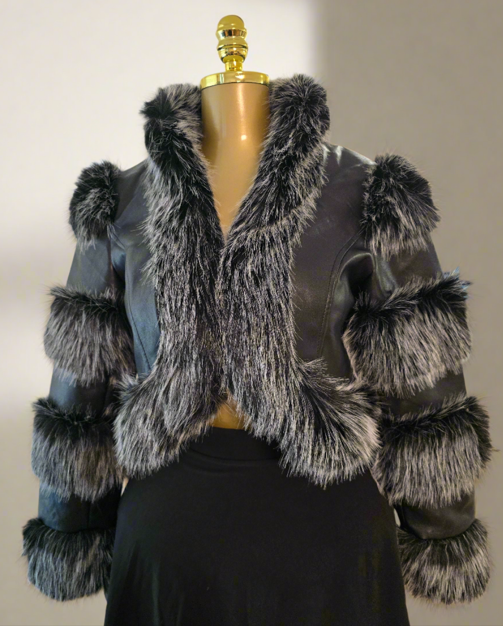 Kurze Lederjacke mit Fell