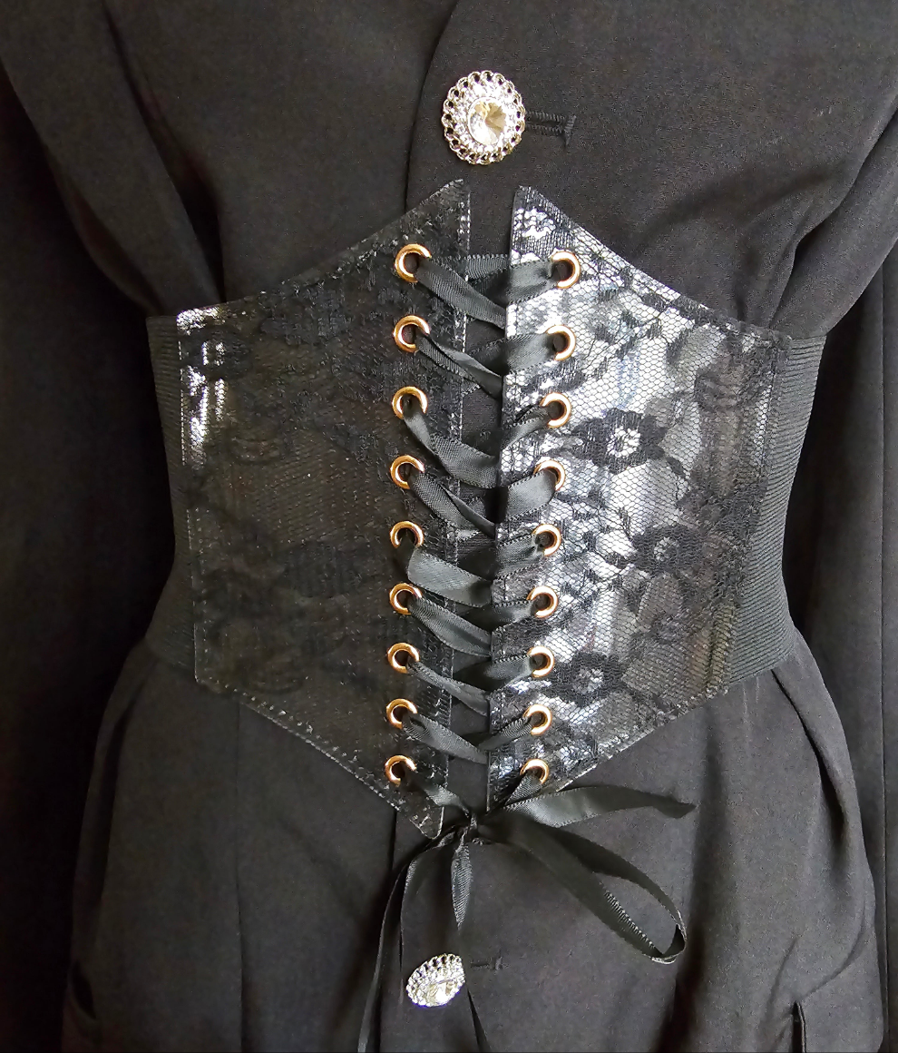 Gürtel mit Spitze