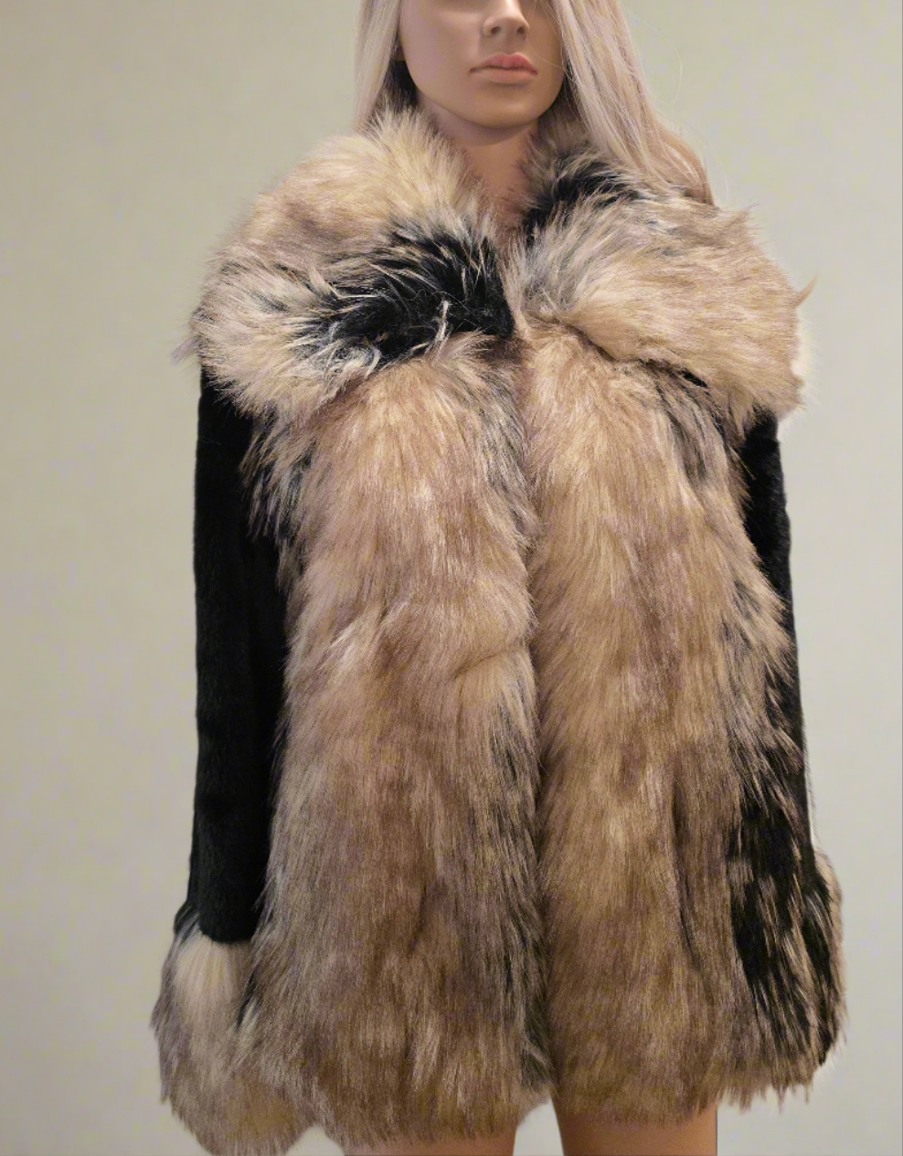 Felljacke mit schwarzen Ärmel