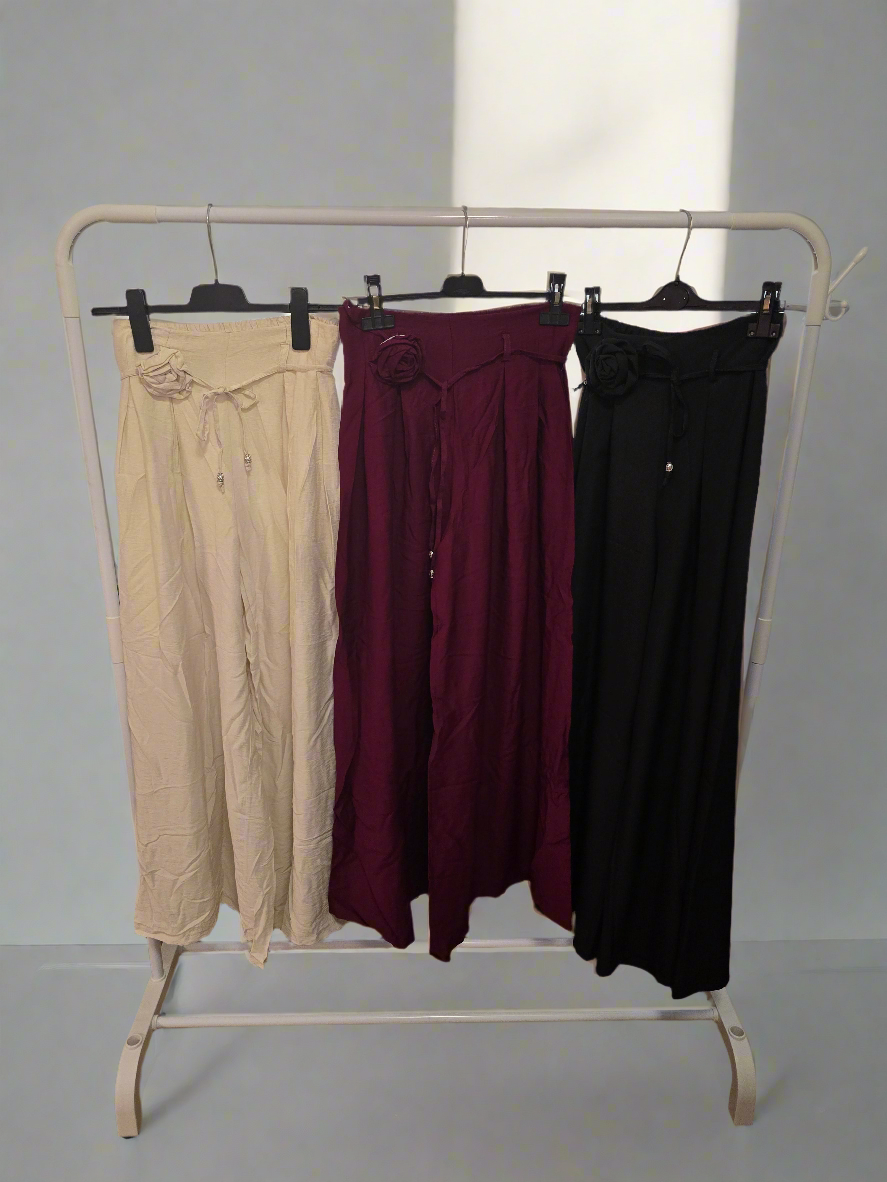 Palazzo Hose mit Blumenbrosche