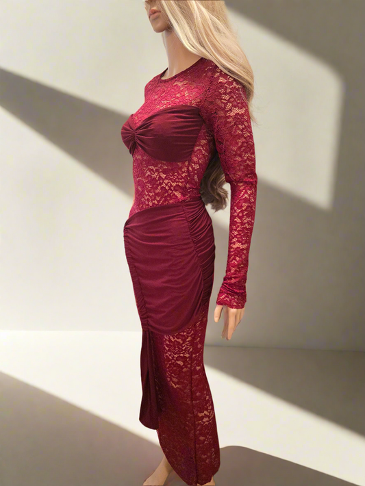 Rotes langes Spitzenkleid