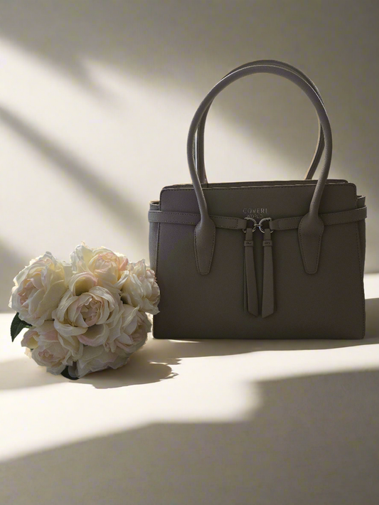 Tasche mit umgebundenen Gürtel