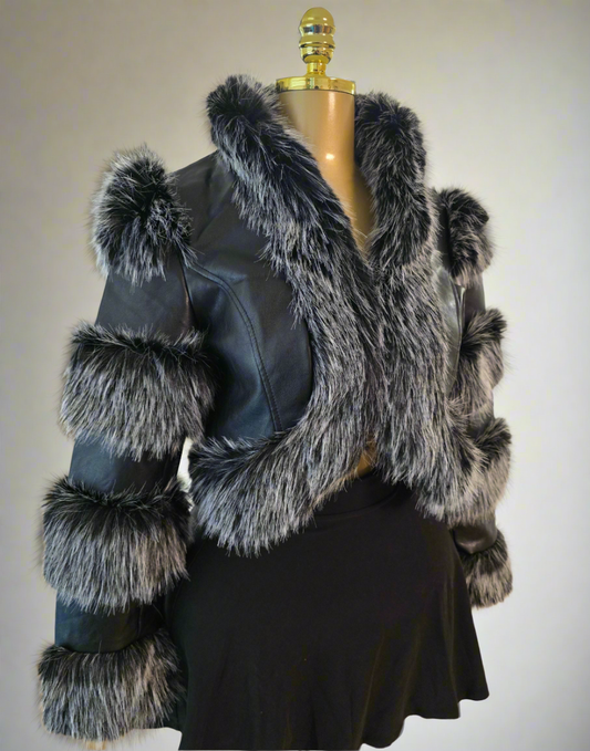 Kurze Lederjacke mit Fell