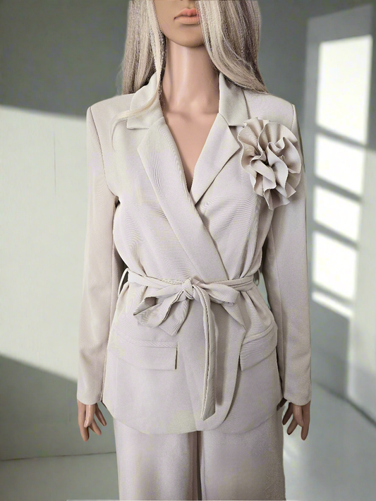Blazer mit Blumenbrosche