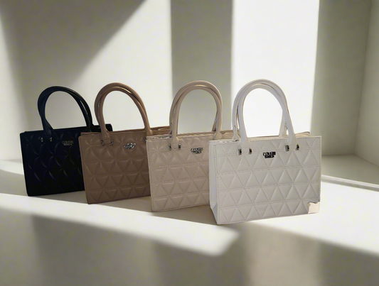 Kleine Tasche mit dreieckigen Steppmuster