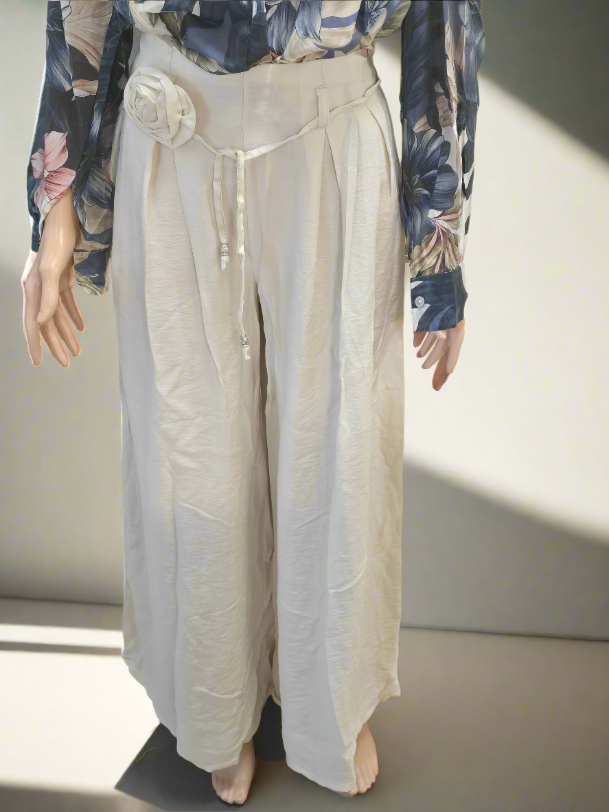 Palazzo Hose mit Blumenbrosche