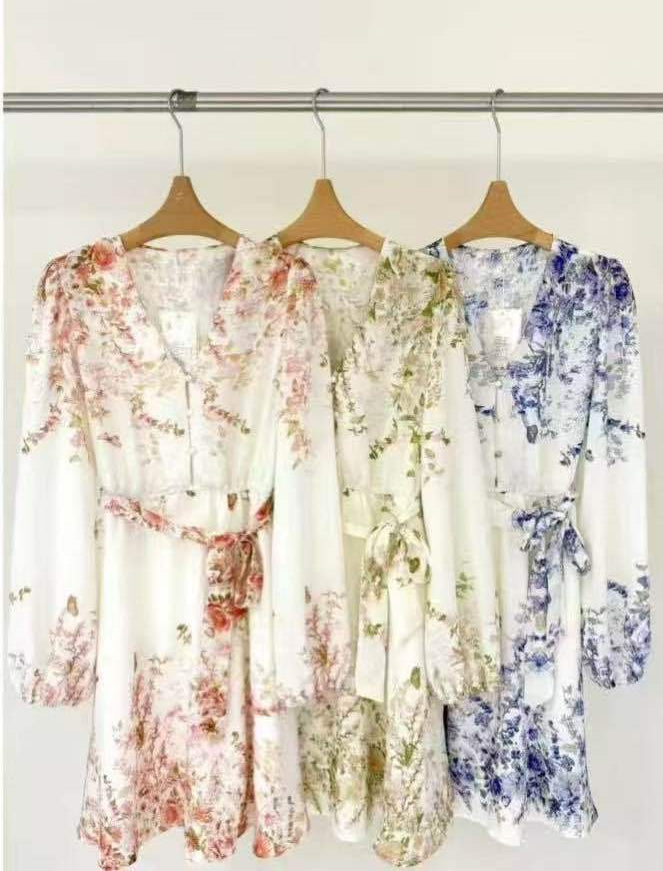 Blumenkleid mit Bindegürtel