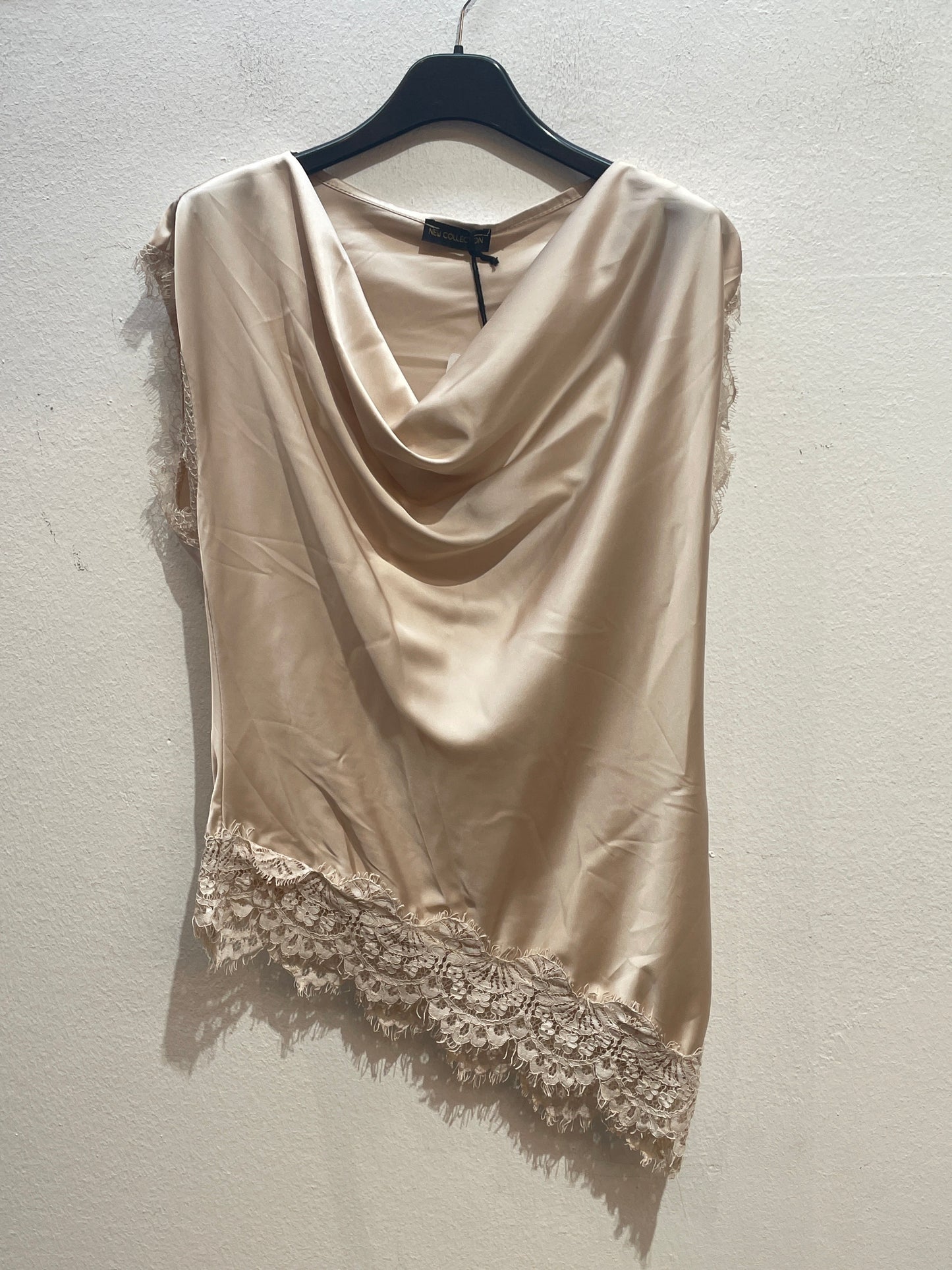 Satin-Top mit Wasserfall-Ausschnitt