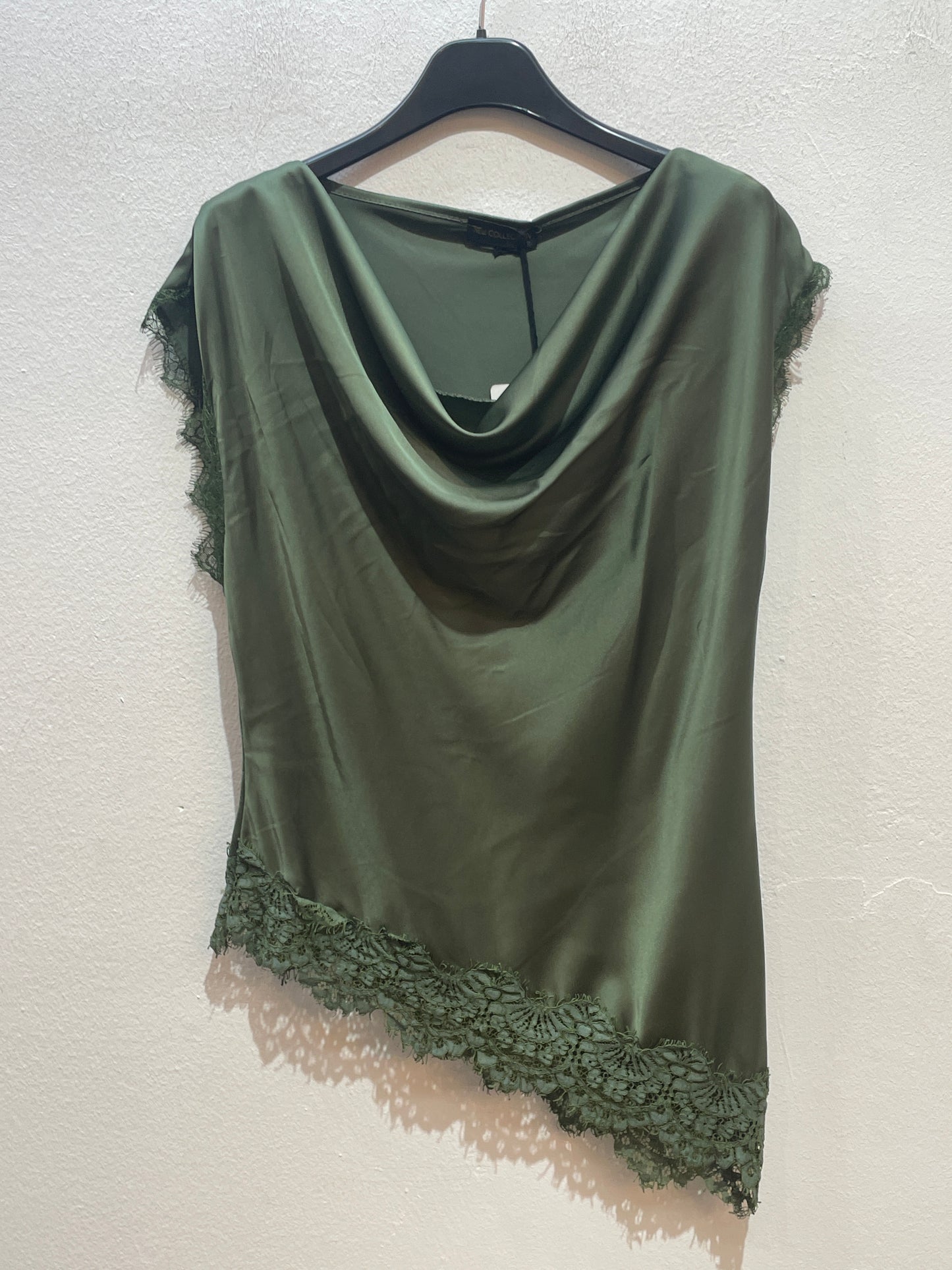 Satin-Top mit Wasserfall-Ausschnitt