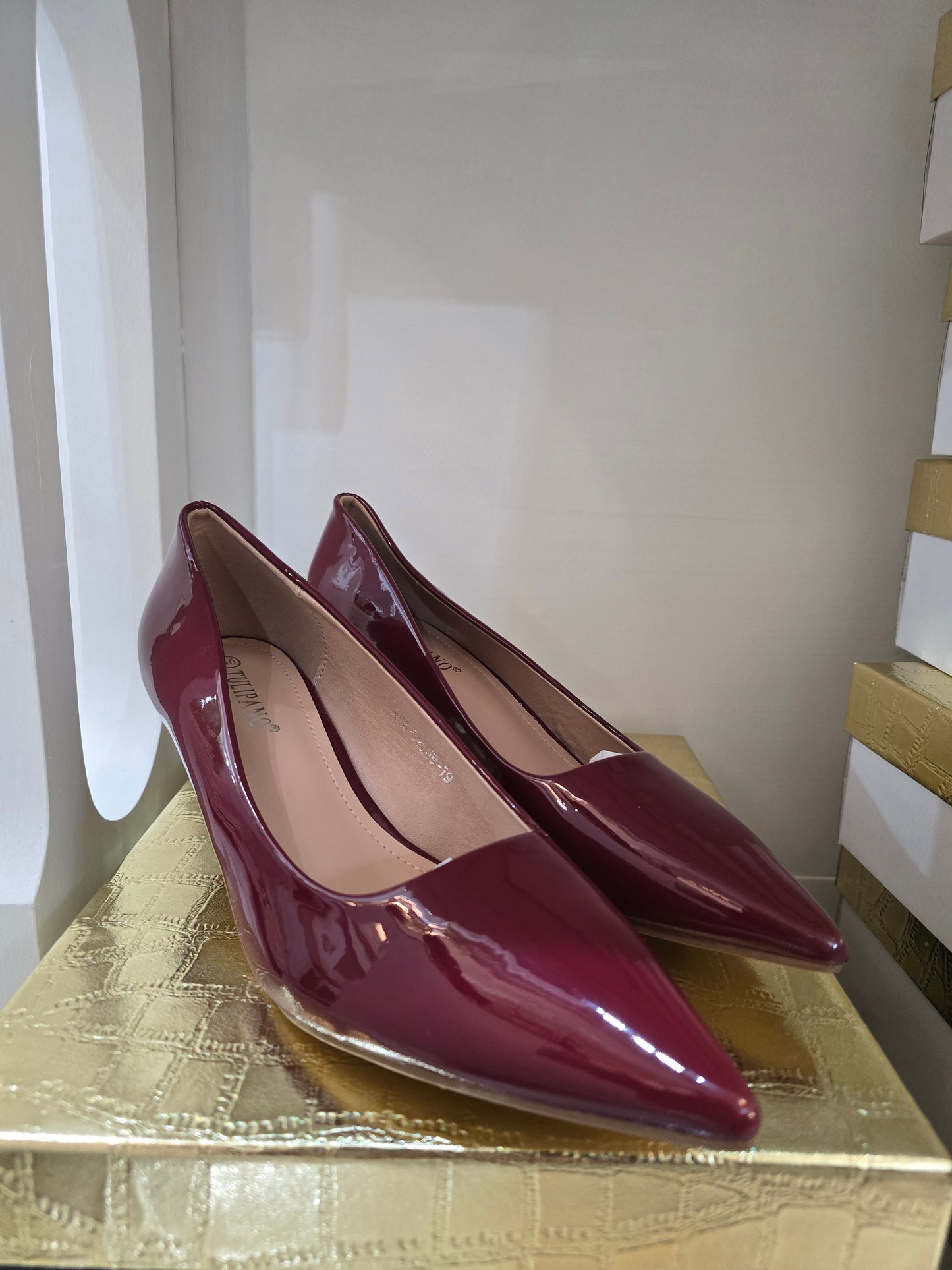 Lack-Pumps mit Kitten Heel