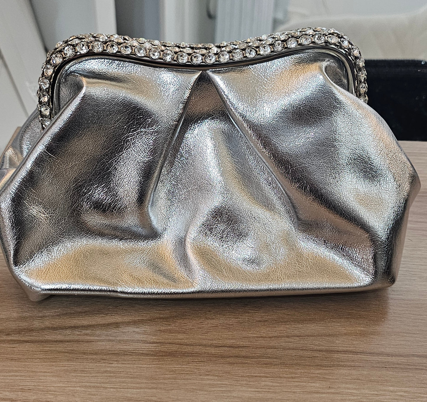 kleine Tasche mit Strasssteinen an den Rändern