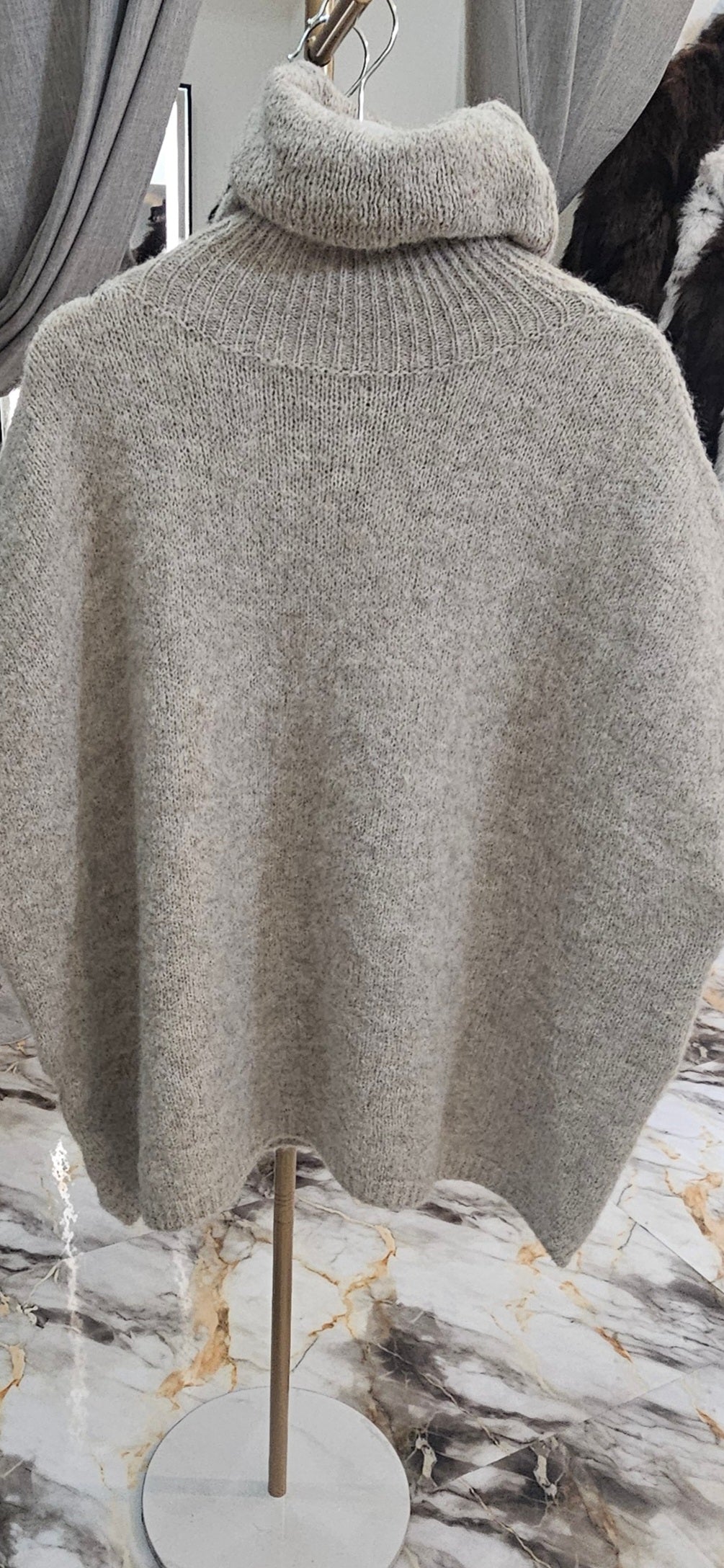 Ärmelloser Pullover mit Stehkragen