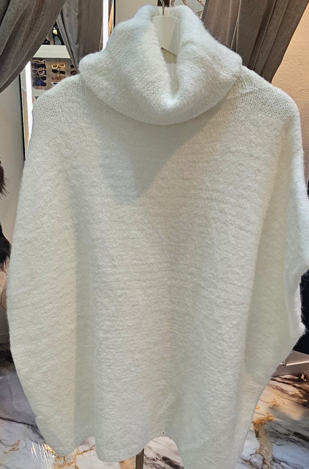 Ärmelloser Pullover mit Stehkragen