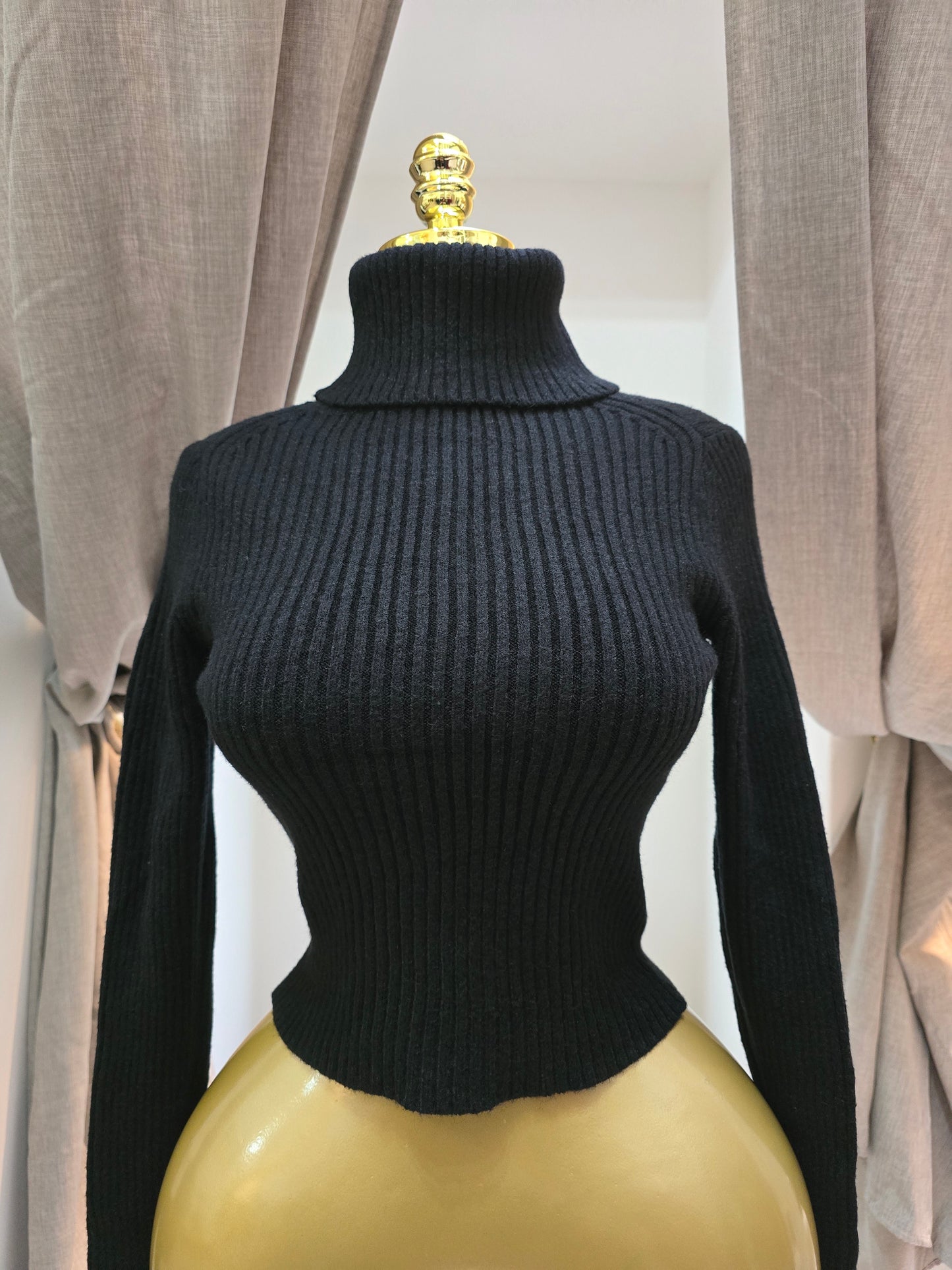 Kurzer Rollkragenpullover