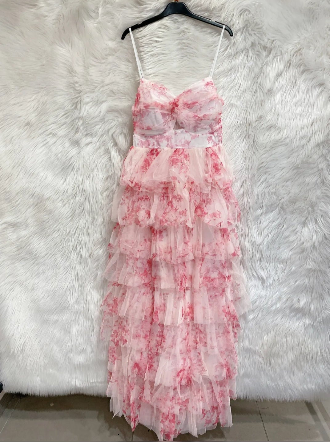Langes Kleid mit Rüschen und Cut-Out