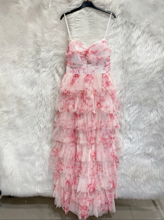 Langes Kleid mit Rüschen und Cut-Out
