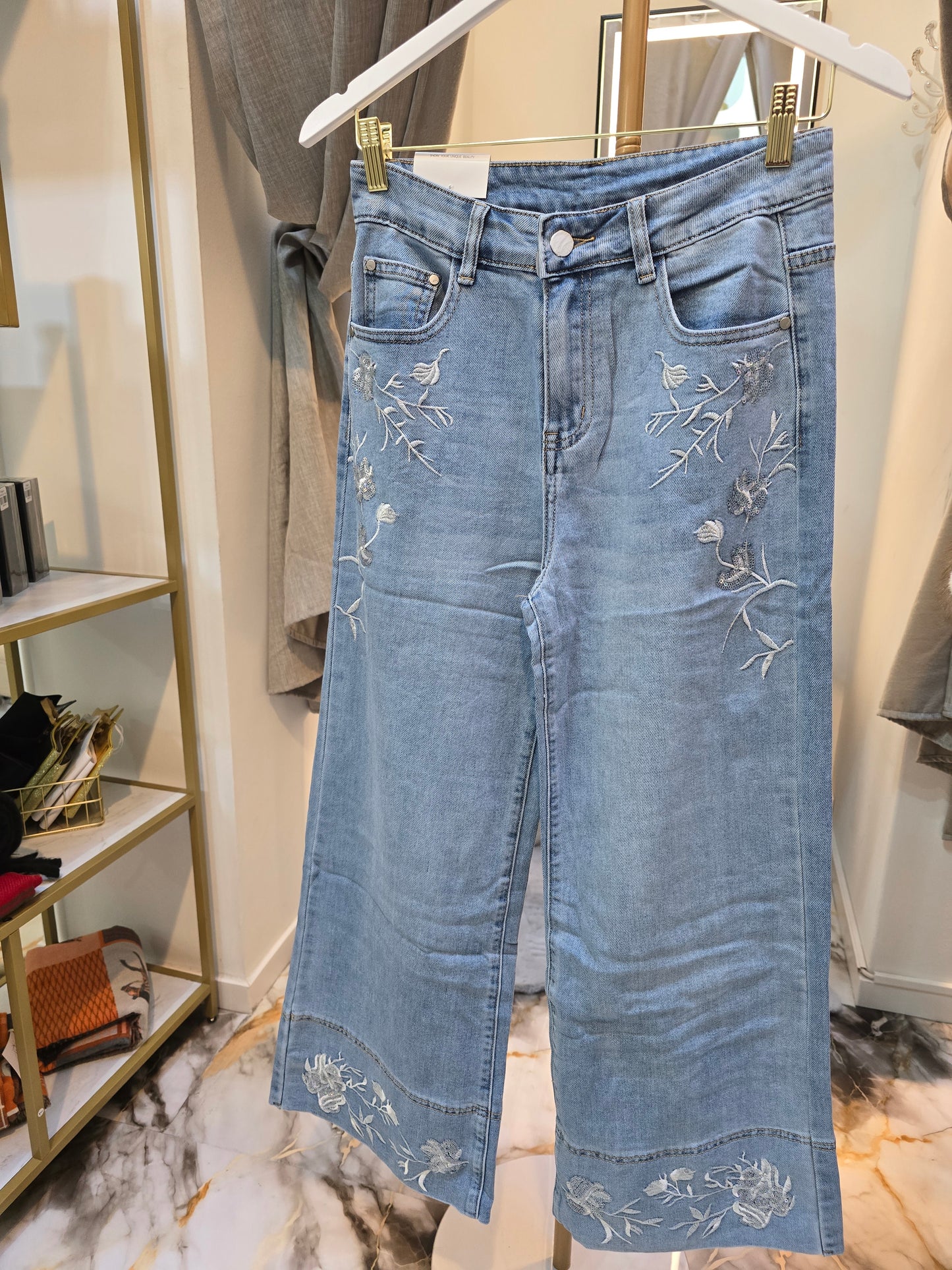 Jeans mit weissen Blumen