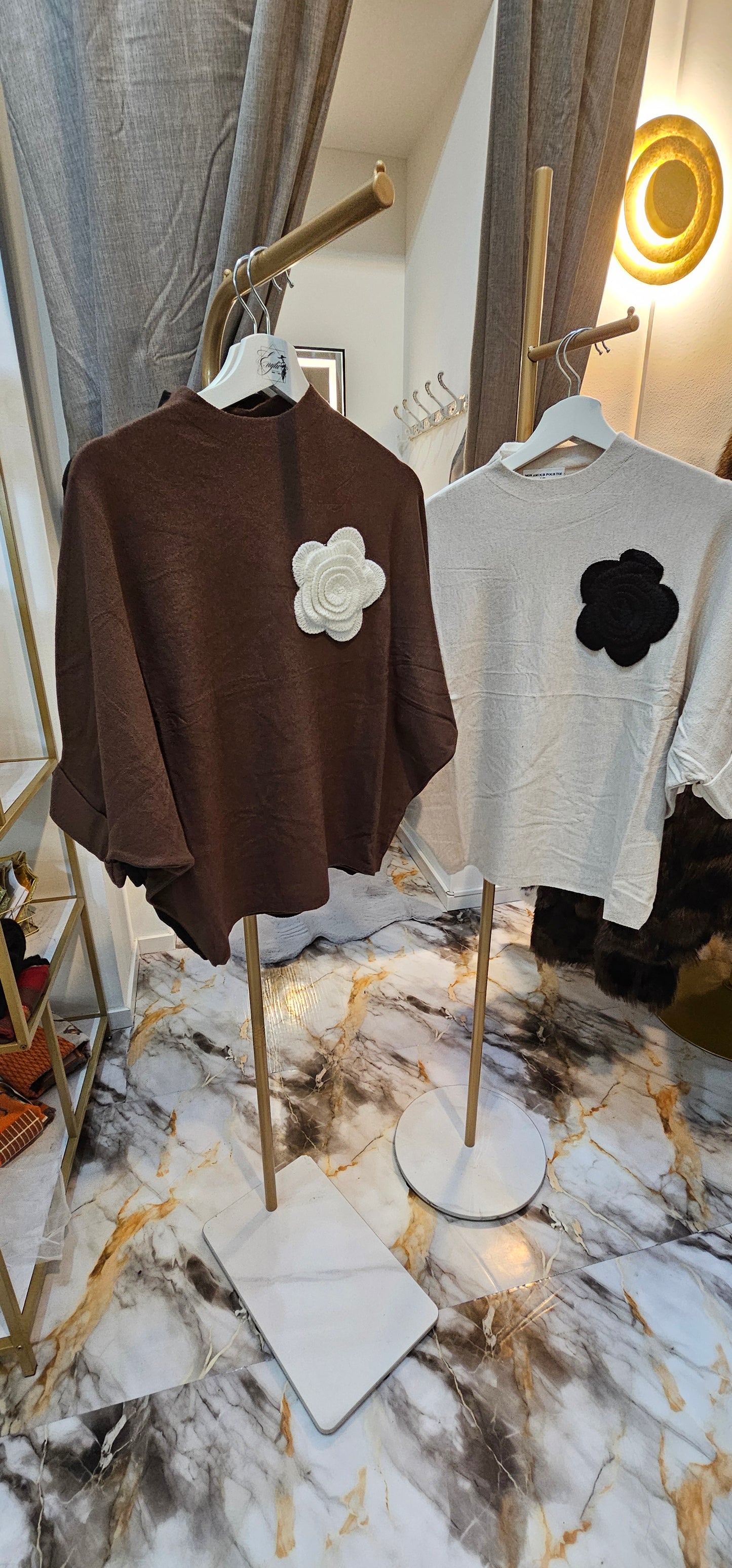 Pullover mit integrierter Blume