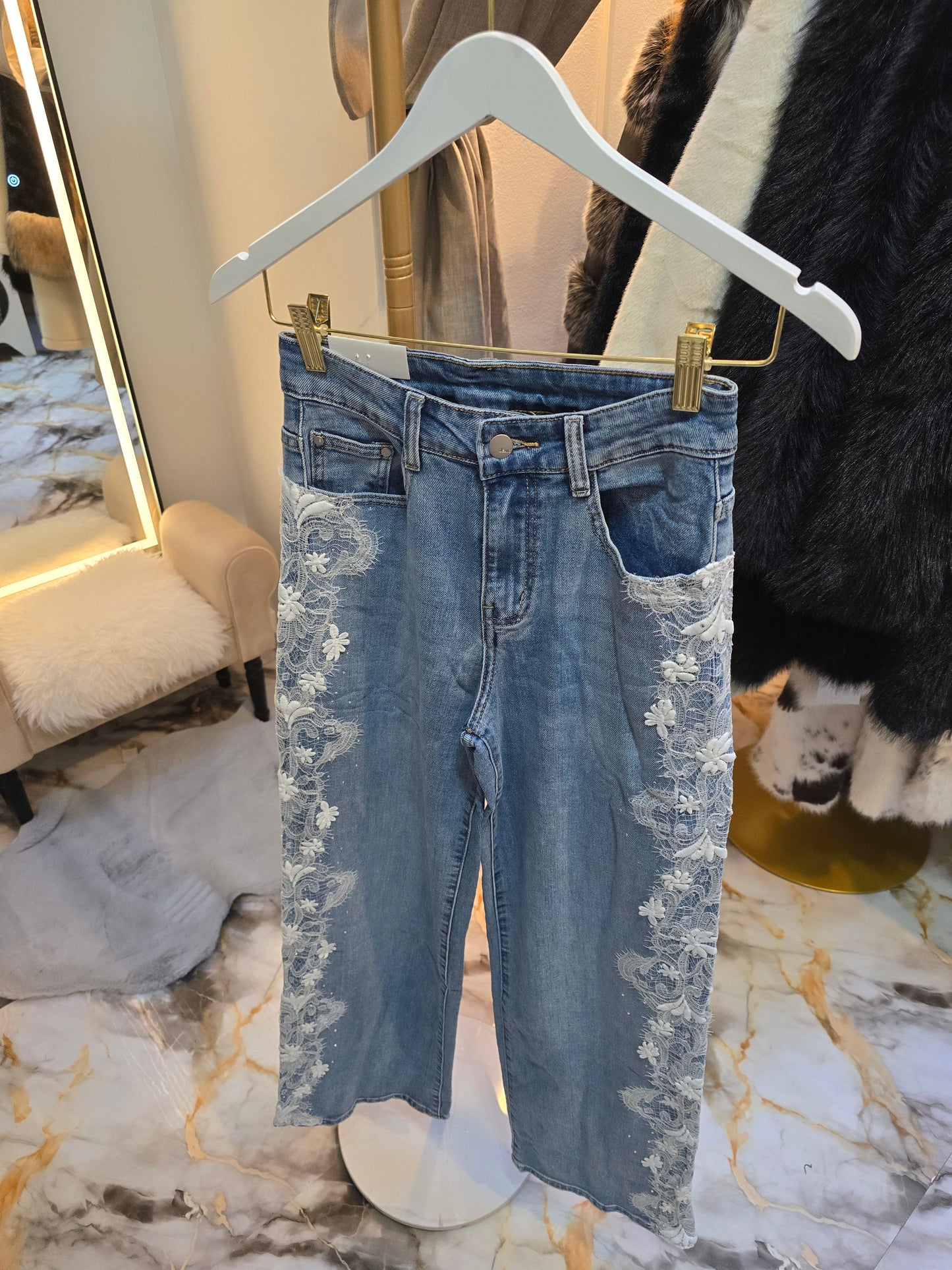 Jeans mit Blumenspitze