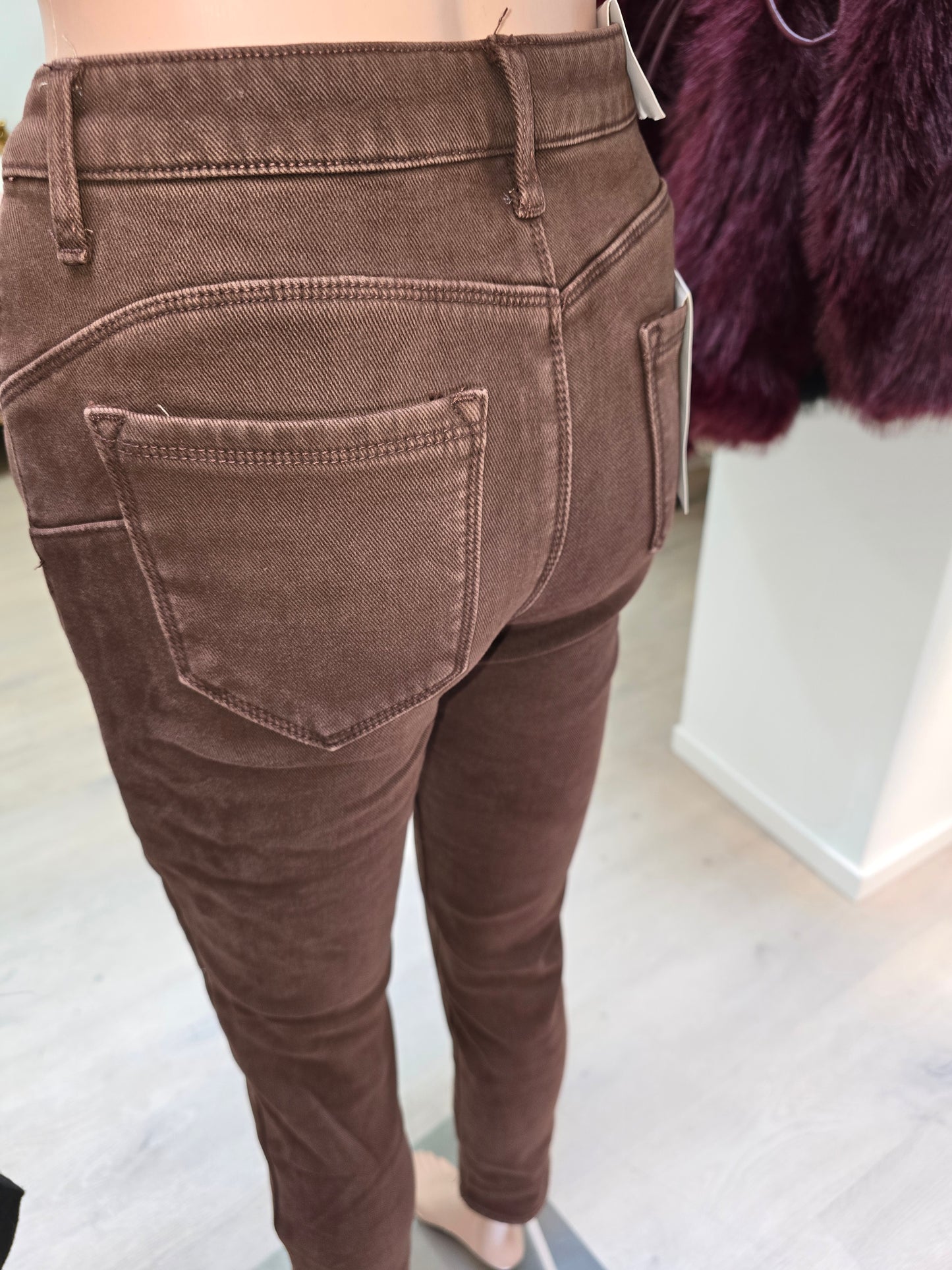 Braune Jeans mit Fleece