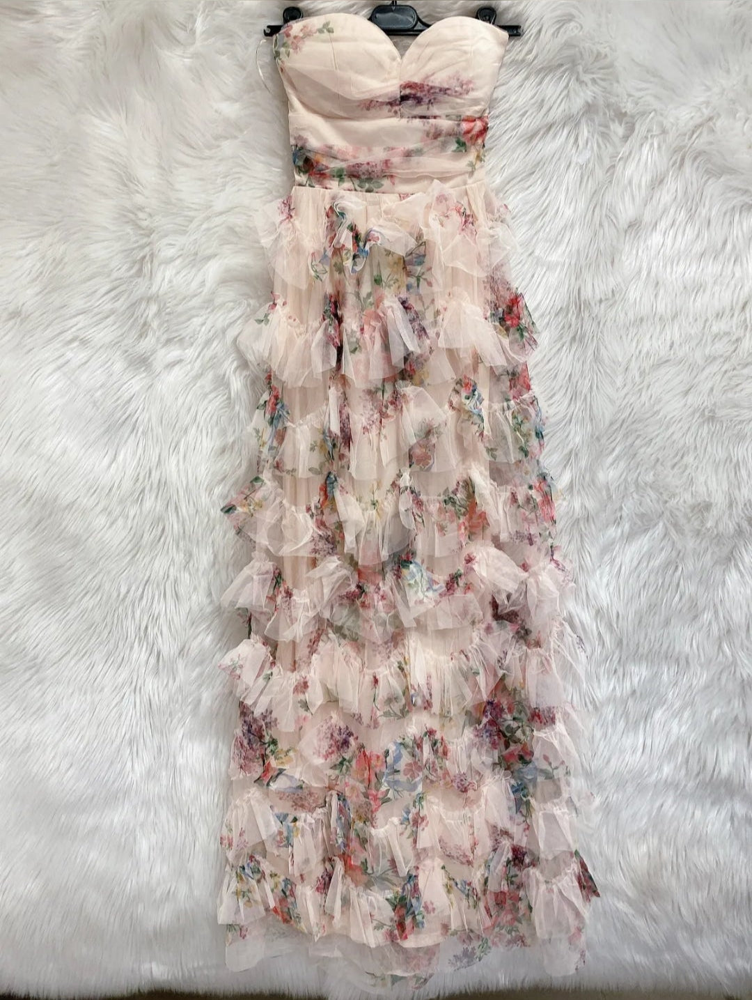Langes Kleid mit Rüschen