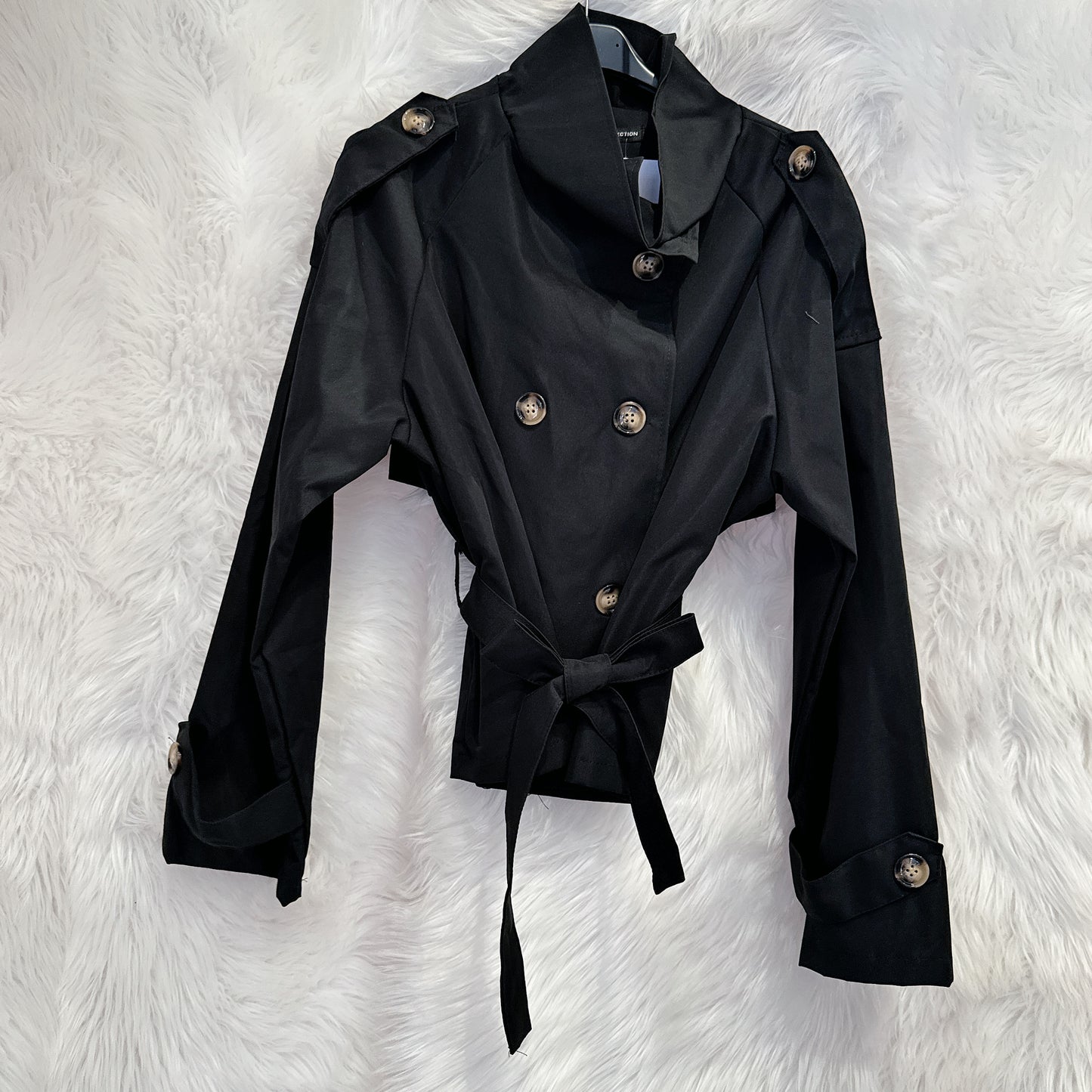 Kurzer Trenchcoat mit hohem Kragen