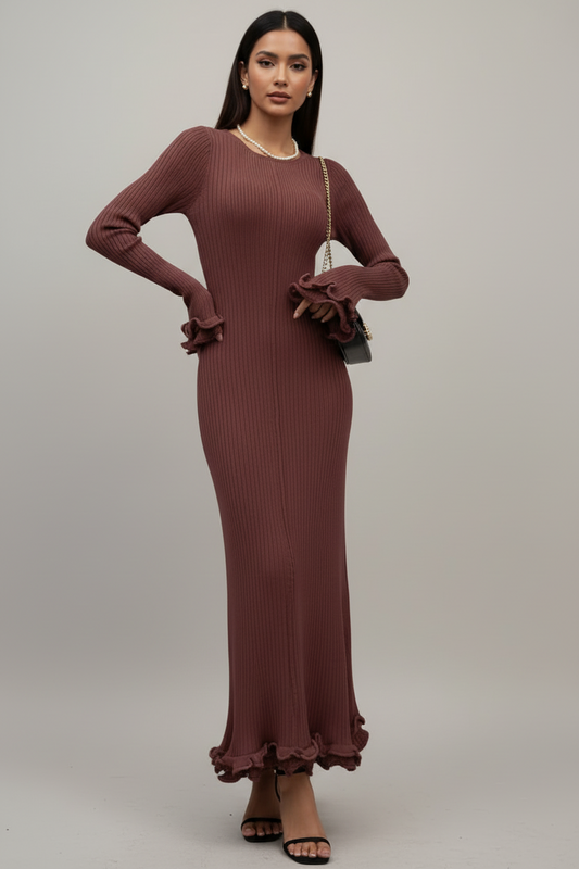 Langes Kleid mit Wellen an den Säumen