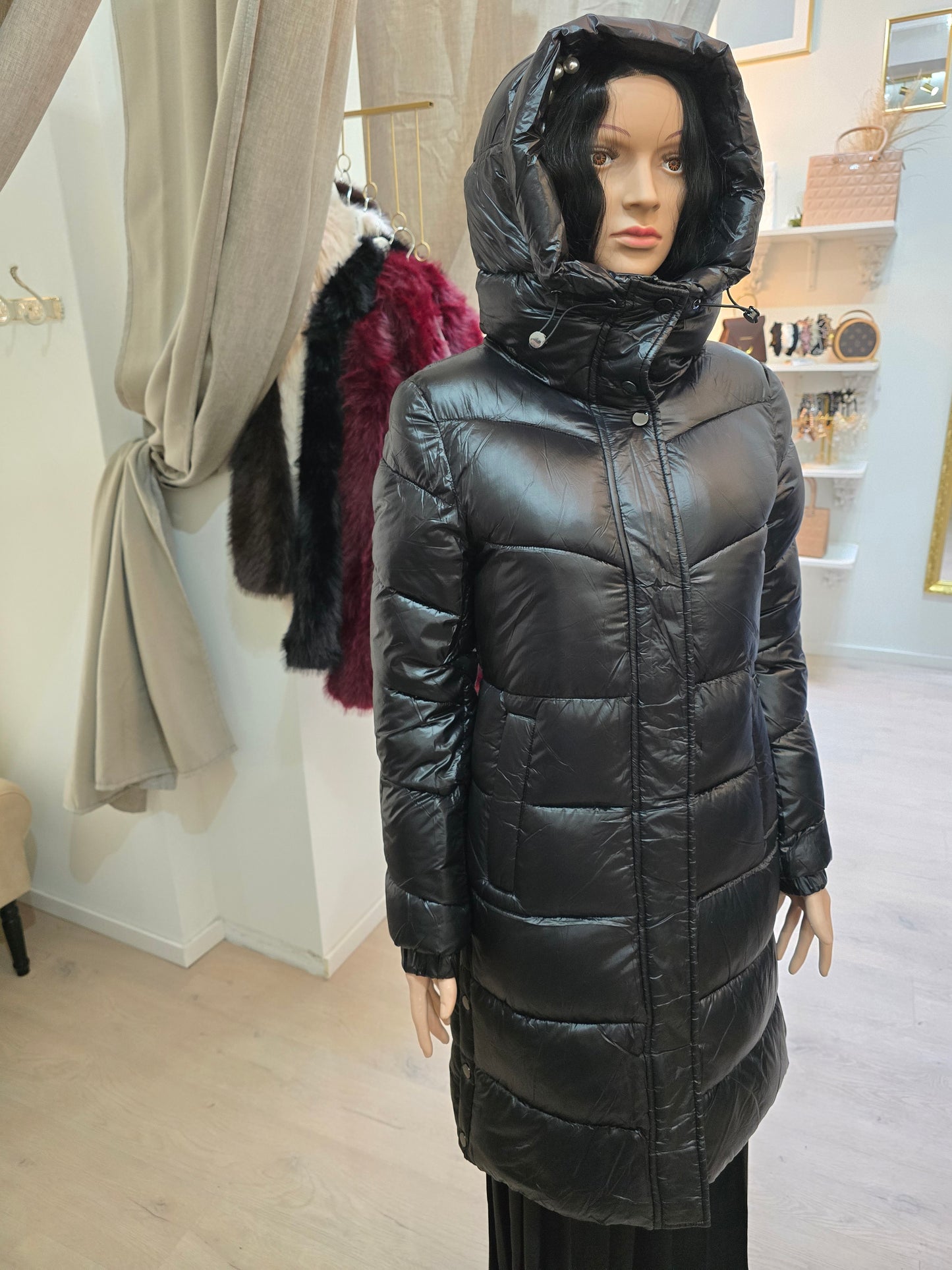 Lange Steppjacke mit Kapuze