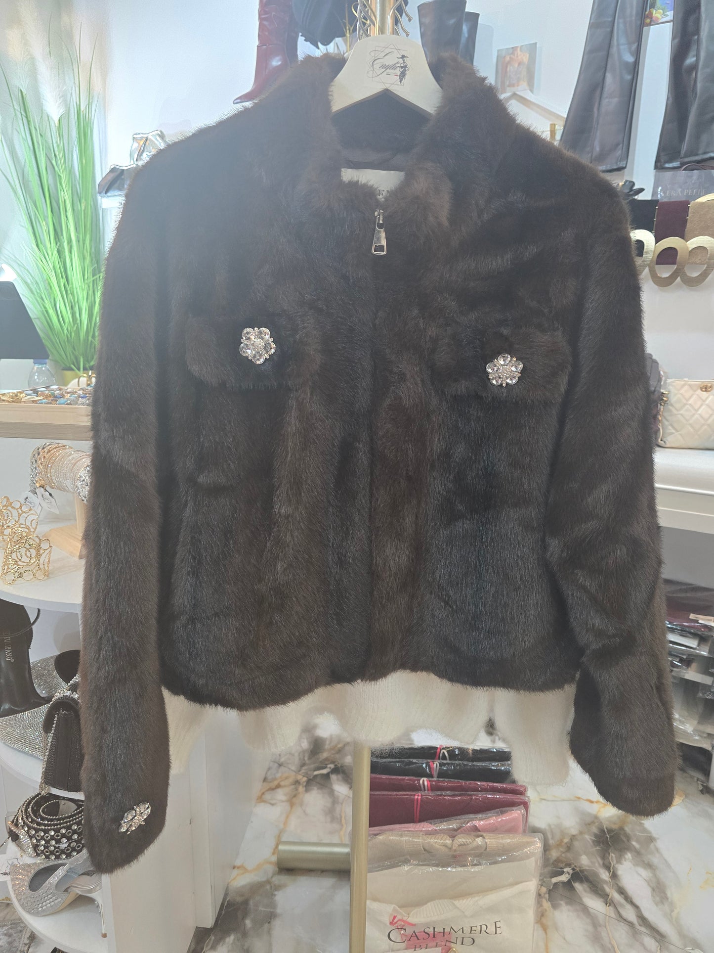 Kurze Felljacke mit Broschen