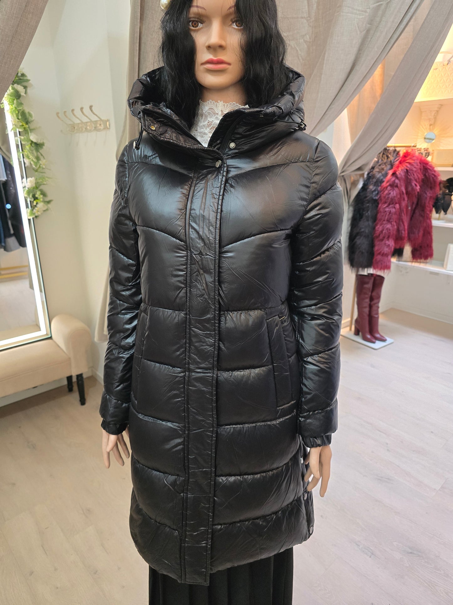 Lange Steppjacke mit Kapuze