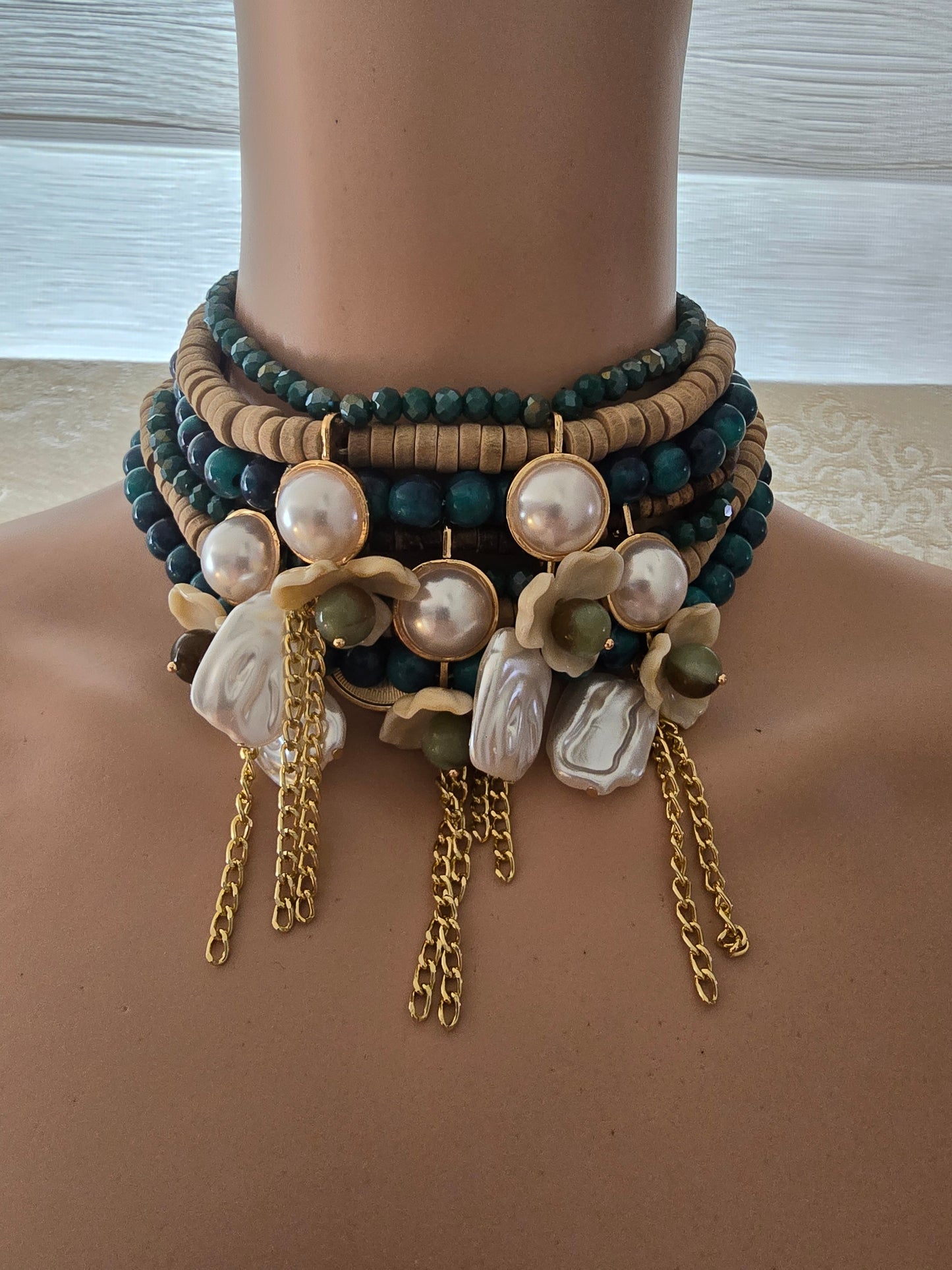 Halsband mit Perlen