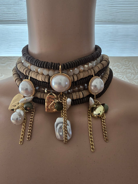 Halsband mit Perlen